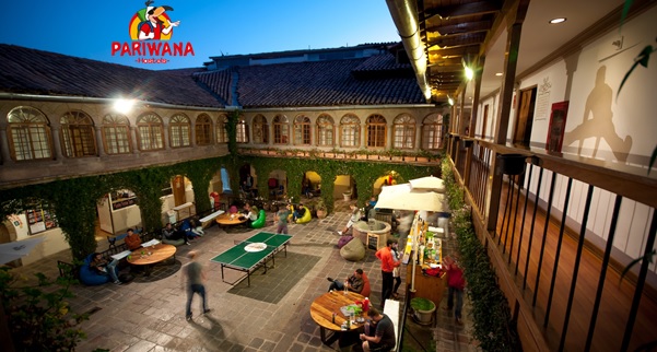 Pariwana-Hostel-Cusco-patio-y-logo.jpg