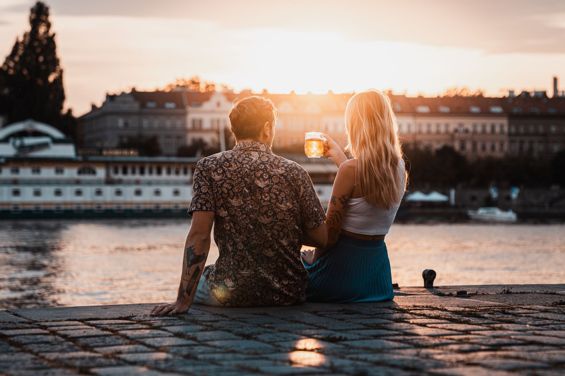 Pareja-turistas-bebiendo-cerveza.jpg