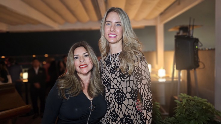 Lara Wagner y Sylvia Díaz, del equipo directivo de Souma Hotel Lima, Vignette Collection, durante la celebración en la terraza del hotel en Miraflores