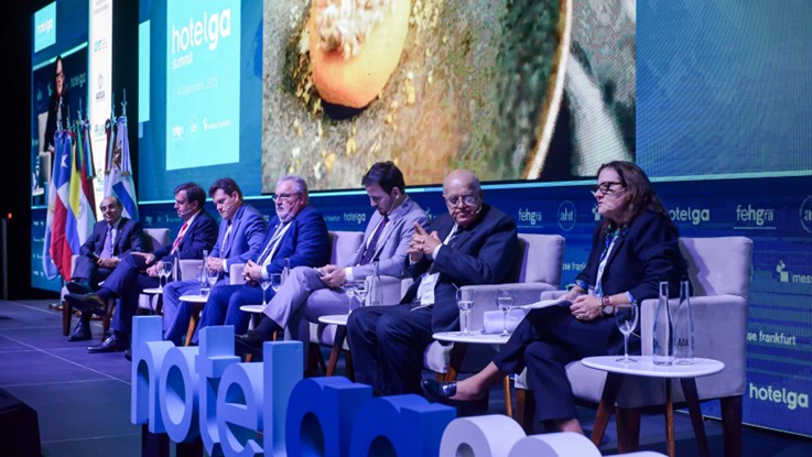Representantes de gremios hoteleros de Argentina, Chile, Colombia, Paraguay, Perú y Uruguay en el conversatorio sobre turismo y hotelería de LATAM en Hotelga 2026