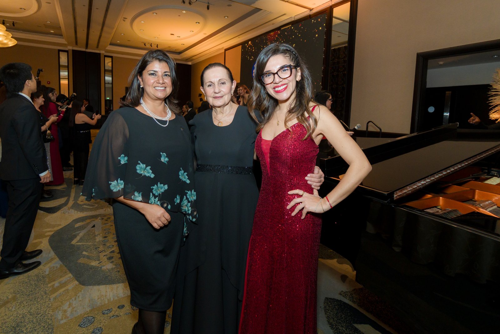 Tres asistentes a la ceremonia de la segunda edición de la Bienal Amancay de Oro, dedicada a la industria de bodas y eventos en el Perú