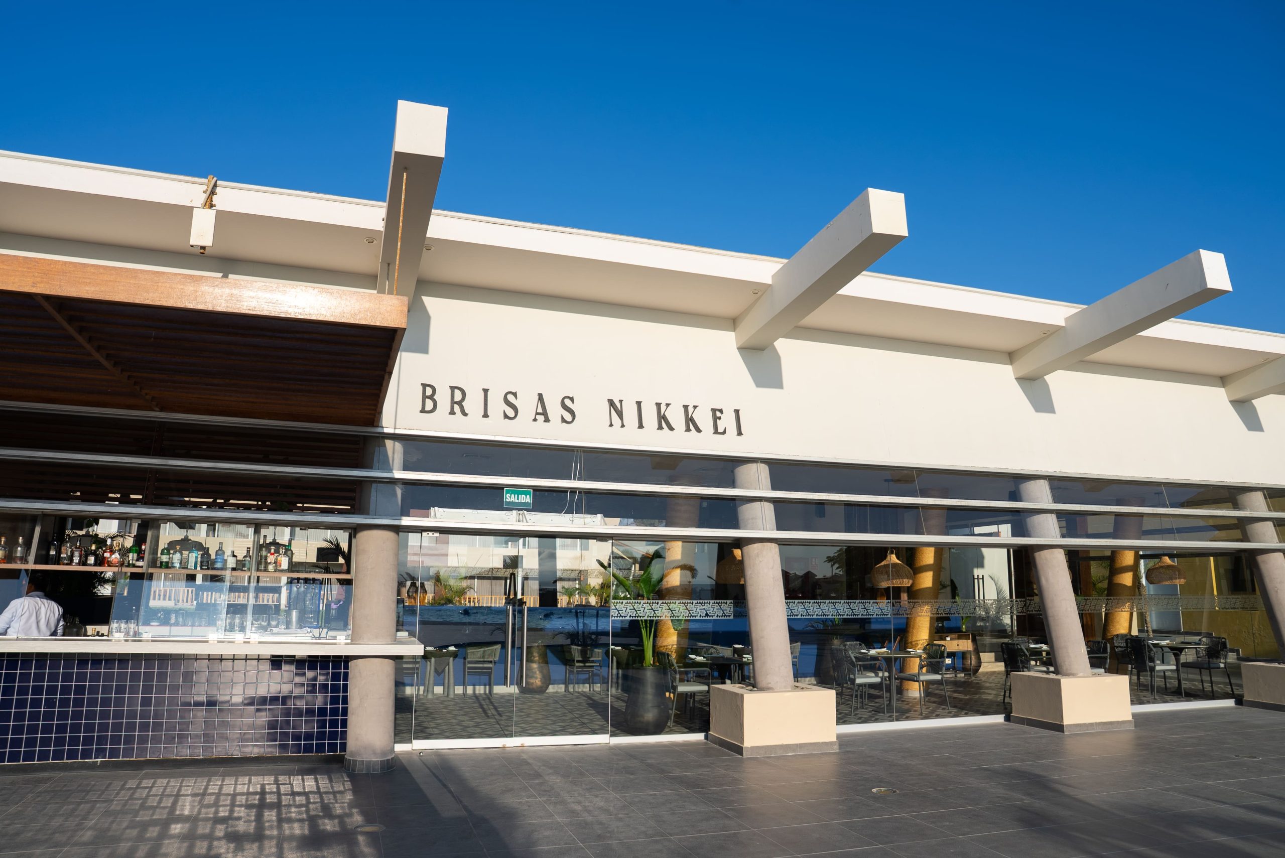 Fachada de Brisas Nikkei, la primera barra nikkei de Paracas, dentro de Aranwa Paracas Resort & Spa