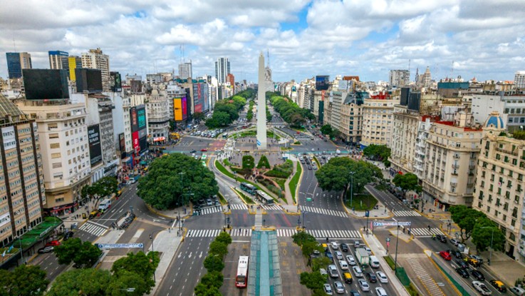 Vista aérea del Obelisco y la avenida 9 de Julio en el centro de Buenos Aires