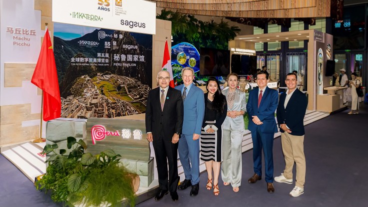 Representantes de CANATUR Perú, la embajada peruana en China y las marcas asociadas posan en la inauguración del Pabellón Perú en la Exposición Global de Comercio Digital de Hangzhou