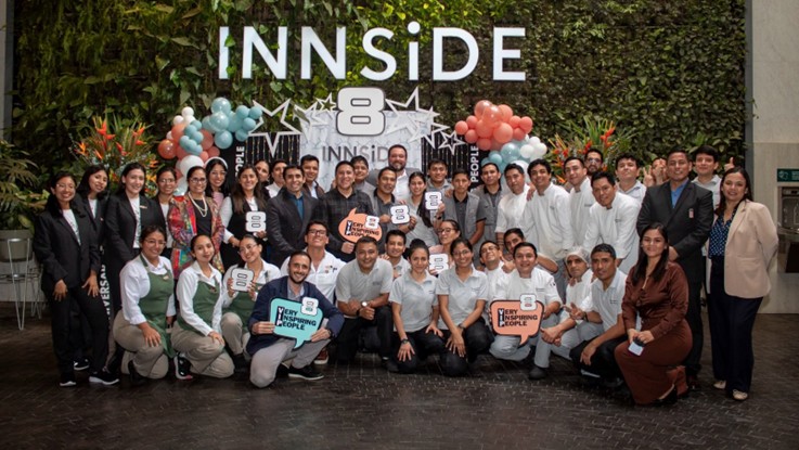 Equipo de INNSiDE Lima Miraflores celebrando el octavo aniversario del hotel junto a directivos de la propiedad