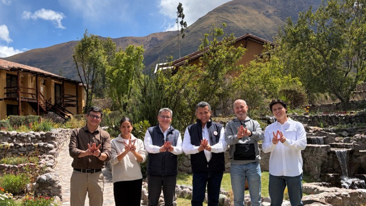 Representantes de Tierra Viva Hoteles y de Vidawasi Perú reunidos en el Valle Sagrado de Cusco haciendo el gesto de corazón con las manos