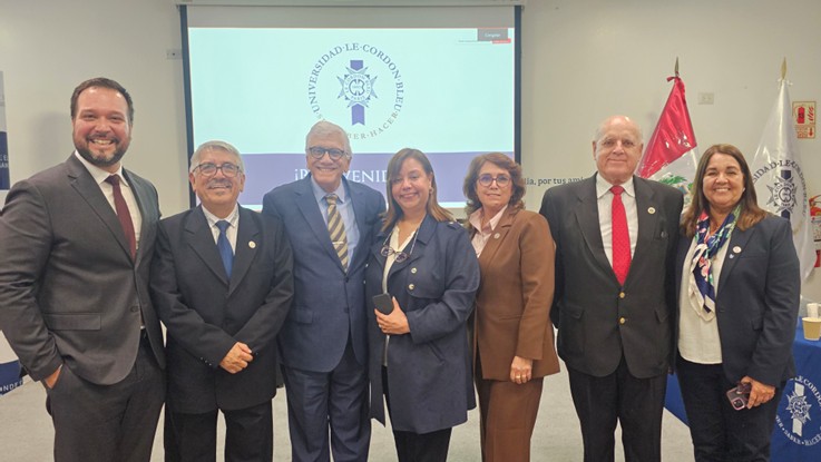 Autoridades de la Universidad Le Cordon Bleu y ponentes del sector hotelero y turístico posan tras la clausura de FUTURISMO 2026, en el auditorio de la sede de Magdalena del Mar