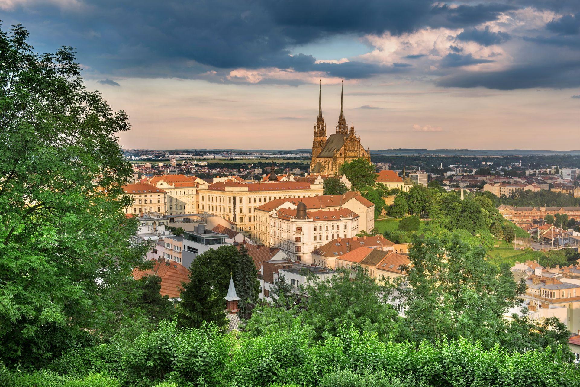 Panorámica de Brno al atardecer con las torres gemelas de la catedral de San Pedro y San Pablo sobre los tejados rojos