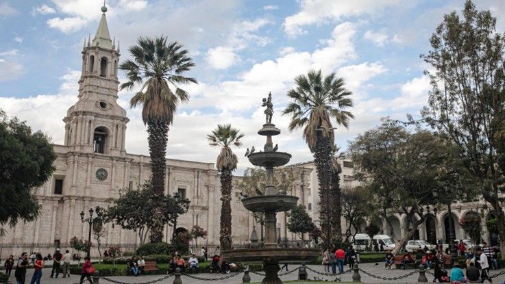 arequipa-plaza-de-armas-catedral-fuente-palmeras.jpg