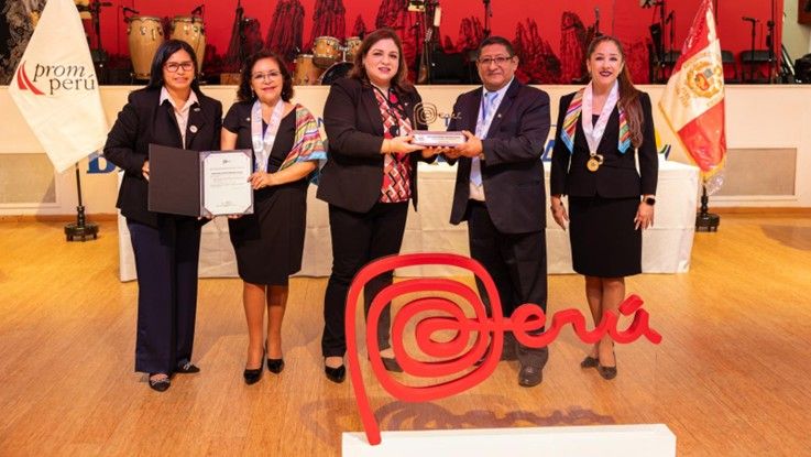 brisas-del-titicac-recibe-premio-marca-peru.jpg
