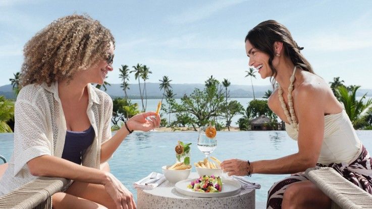 hilton-informe-tendencias-viaje-gran-reequilibrio-viajeras-piscina.jpg