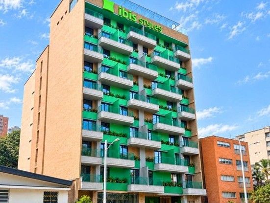 ibis-styles-medellin-fachada-edificio-verde.jpg