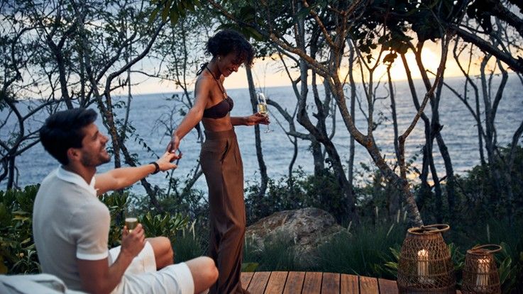 naviva-four-seasons-escapada-romantica-pareja-atardecer.jpg